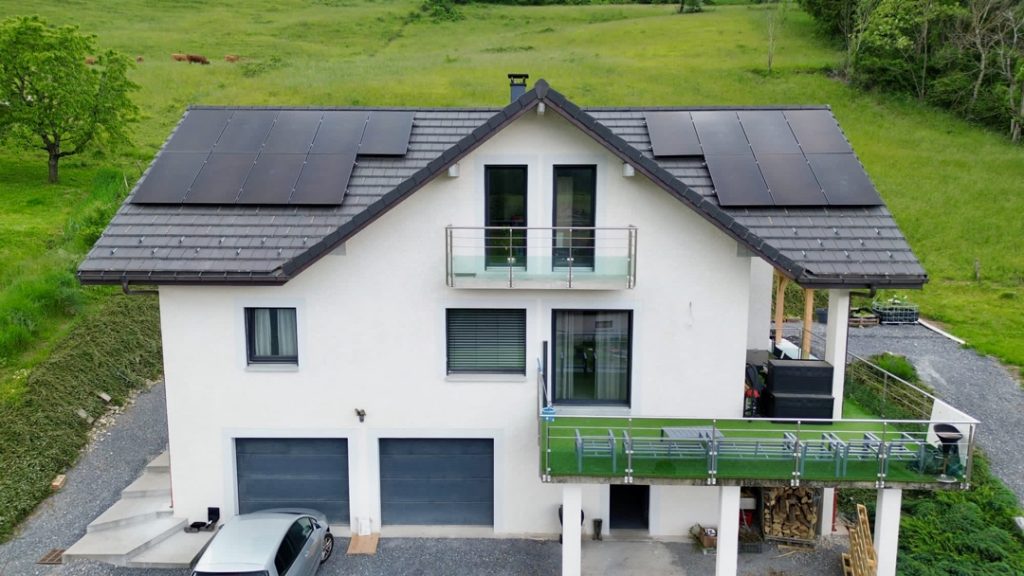 Installation de 16 panneaux photovoltaïques 425W sur la toiture d'une maison d'architecte récente pour un rendement optimal de 6,8 KWc chez un particulier à Marignier en Haute-Savoie-avec-revente-du-surplus