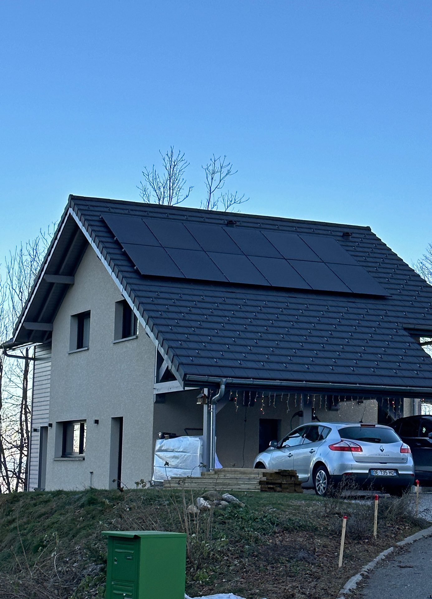 Double exposition Sud-Est Sud-Ouest pour cette installation de panneaux photovoltaïques sur le plateau d'Orange en Haute-Savoie