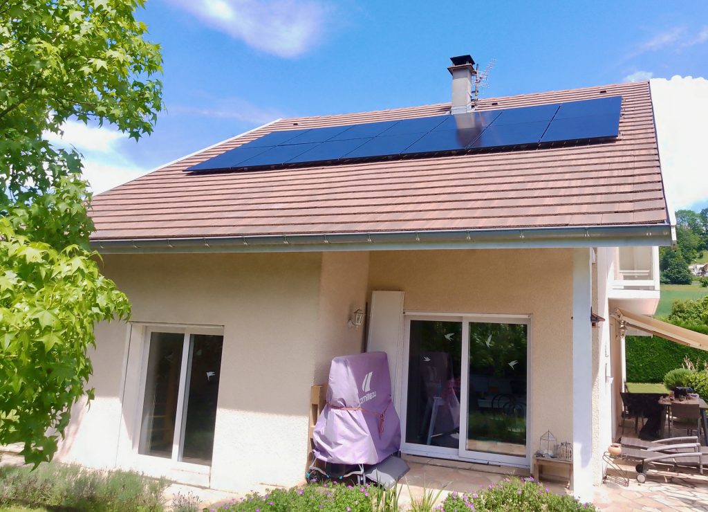 Installation de 14 panneaux photovoltaïques Dualsun de 425 Wc avec micro-onduleurs Enphase à Grésy-sur-Aix en Savoie
