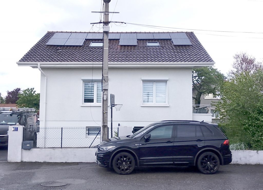 Installation de 12 panneaux photovoltaïques bi-verre Dualsun avec micro-onduleurs Enphase iq8a à Ville-la-Grand en Haute-Savoie