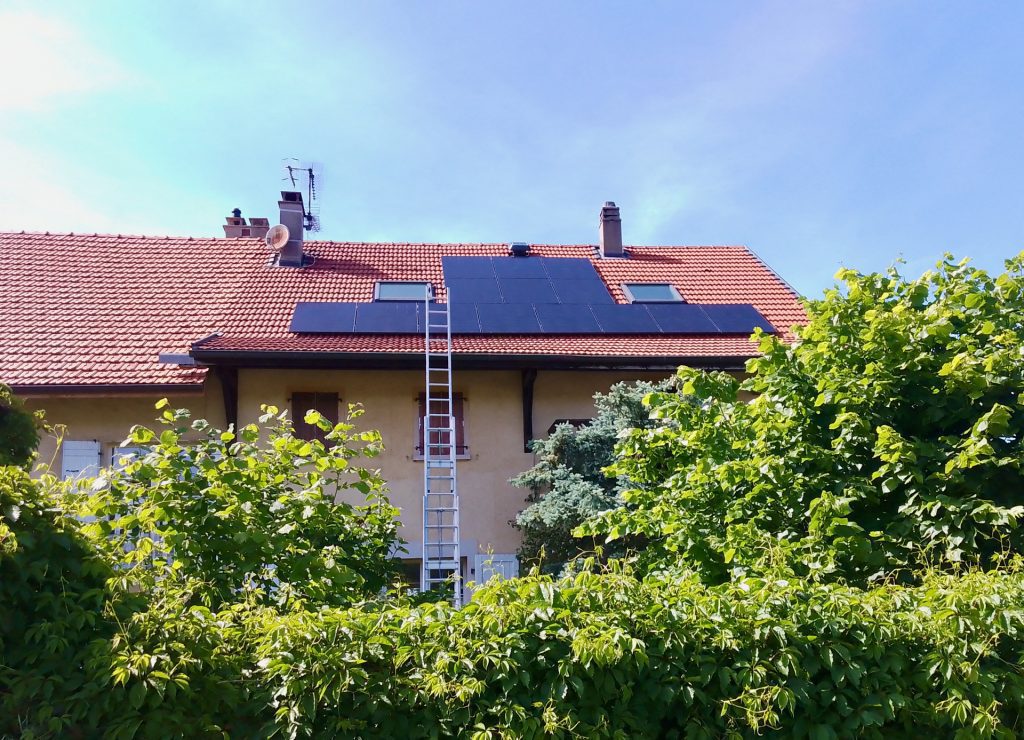 Installation de 14 panneaux photovoltaïques bi-verre-Dualsun avec micro-onduleurs Enphase iq8a à Reignier en Haute-Savoie