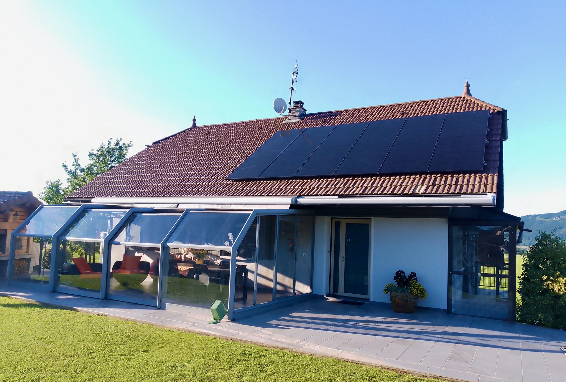 Installation de 12 panneaux photovoltaïques bi-verre Maviwatt de 500 Wc chacun sur le toit d'une maison à Amancy sur le Pays Rochois