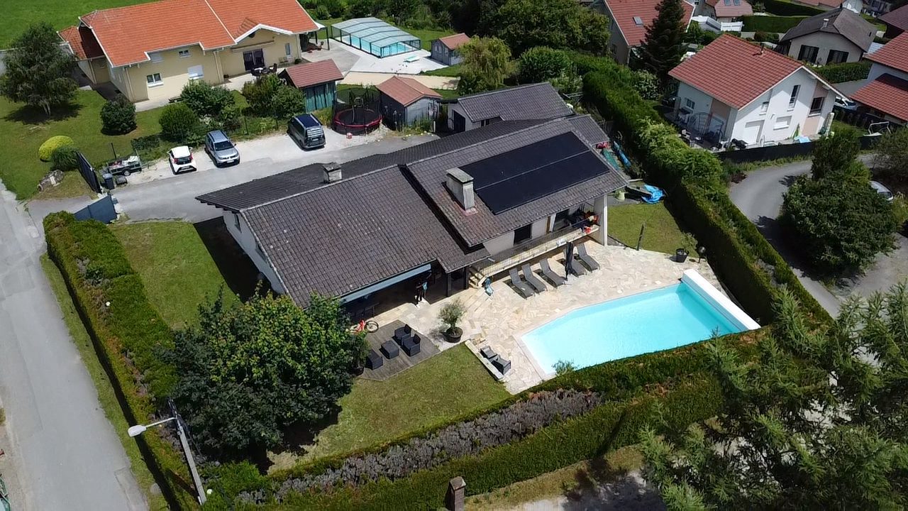Installation de 16 panneaux-photovoltaïques @dualsun de 425Wc chacun sur le toit d'une villa avec piscine à Reignier-Ésery en Haute-Savoie