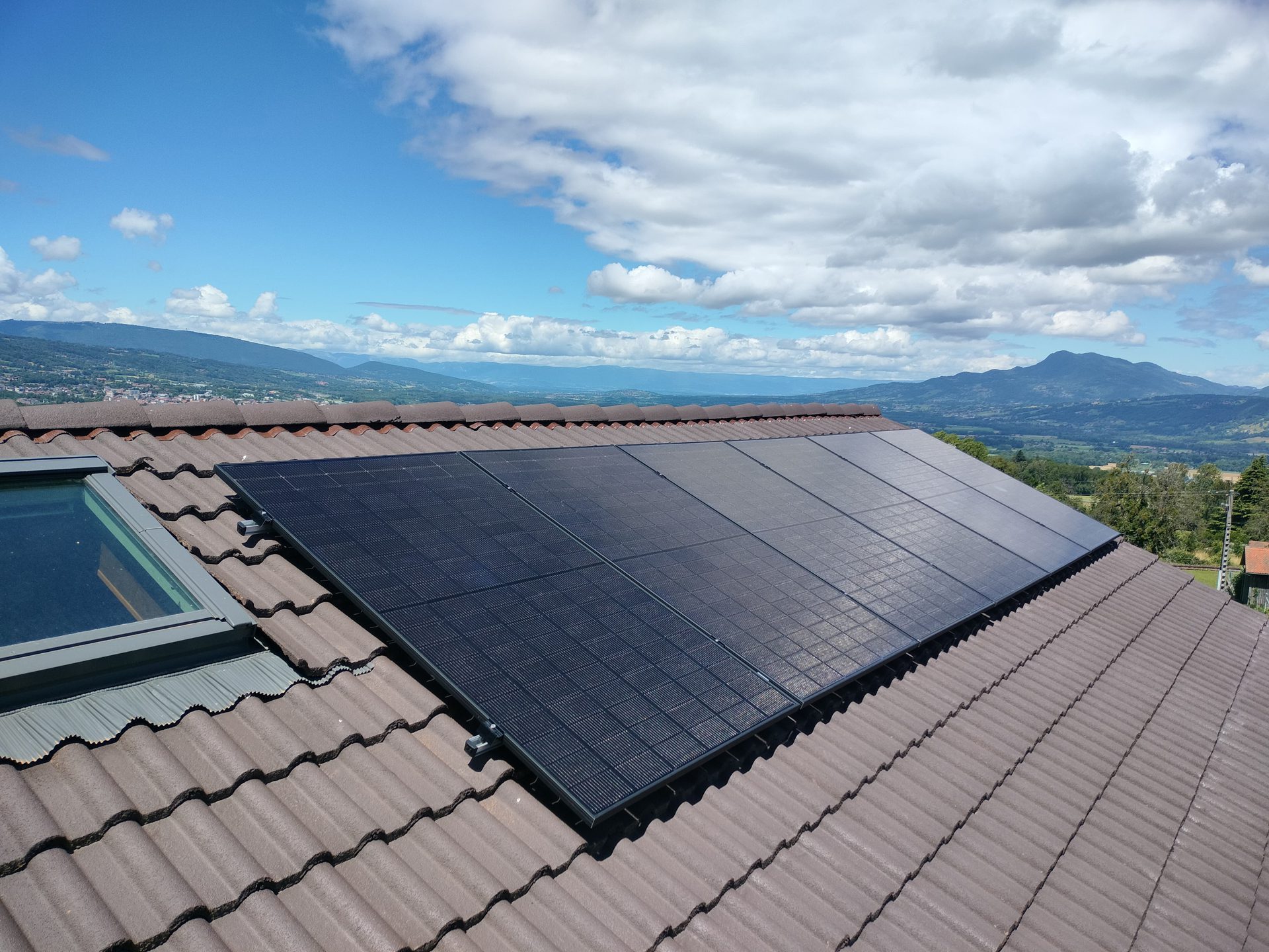 Installation sur un toit de 6 panneaux photovoltaïques Dualsun bi-verre-500Wc à sur le toit d'une maison individuelle à Saint-Laurent sur le Pays Rochois en Haute-Savoie