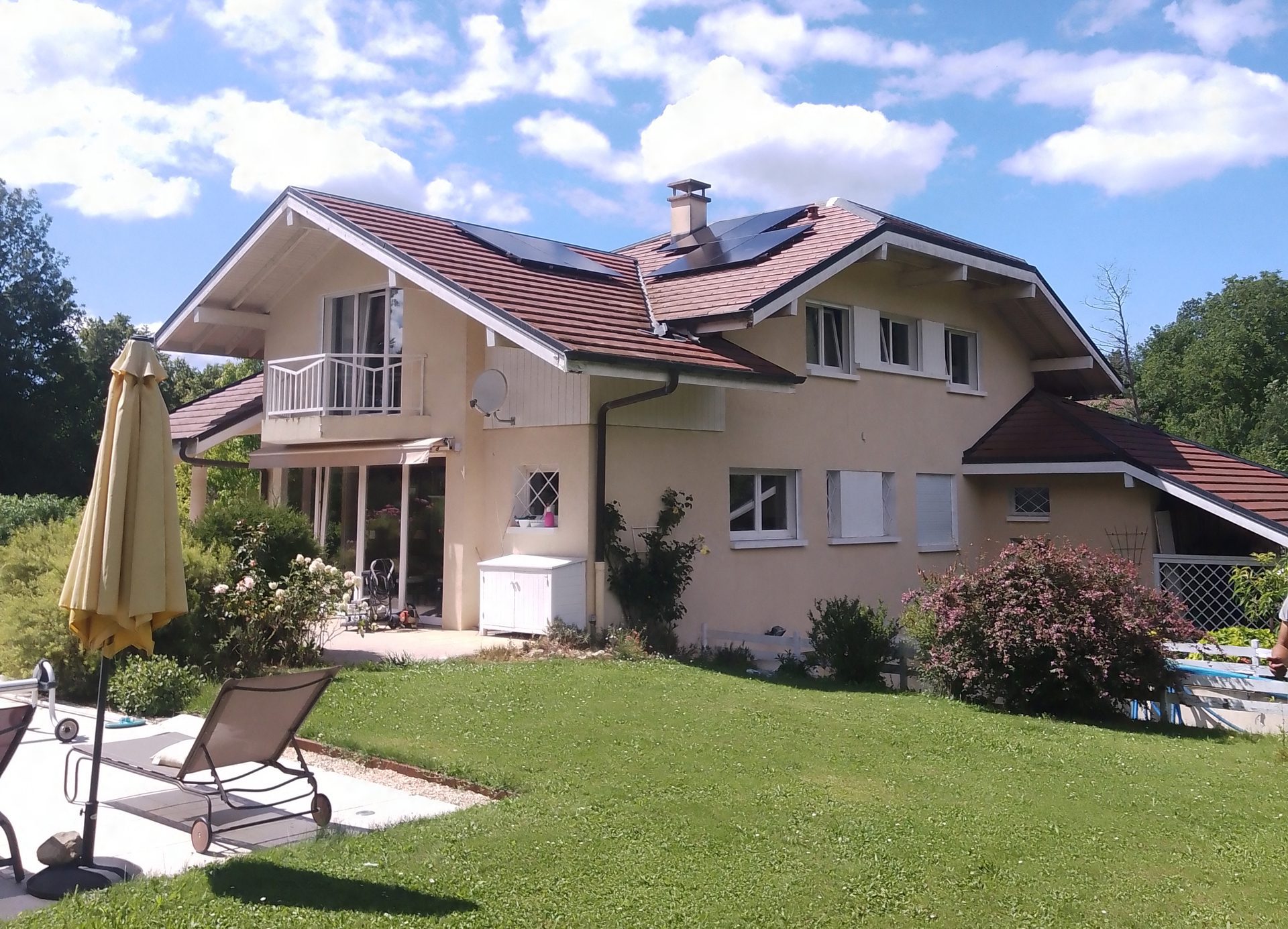 Installation sur un toit de 6 panneaux photovoltaïques Dualsun bi-verre-500Wc à sur le toit d'une maison individuelle à Perrignier dans le Chablais en Haute-Savoie